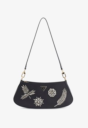 Borsa a spalla nera con accessori dorati, decorata con ornamenti a forma di foglia e fiore in cristallo, caratterizzata da una targhetta con il logo Guess al centro.