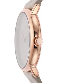 Okrągły zegarek z różowo-złotą stalową obudową, jasnoszarym cyferblatem i minimalistycznymi znacznikami godzin. Posiada beżowy skórzany pasek.