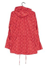 Rote Regenjacke mit Kapuze, ausgestattet mit einem Kordelzug in der Taille, langen Ärmeln und einem Muster aus kleinen schwarz-weißen Formen.