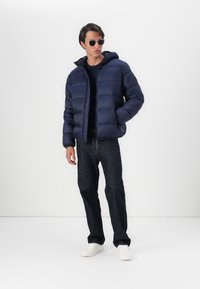 Tommy Jeans HOODED LOGO PUFFER - Vinterjakke - dark night navy