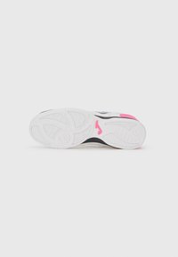 Chaussure avec une semelle en caoutchouc blanc dotée d'un motif de grip texturé, une section médiane noire et un accent rose. Légère avec un design sportif.