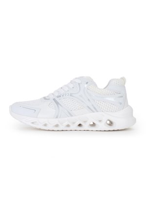 Sneaker sportiva bianca con tomaia in mesh, chiusura con lacci e suola leggera con design traforato per ventilazione e ammortizzazione.