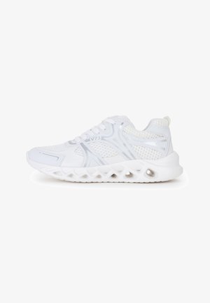 Sneaker sportiva bianca con tomaia in mesh, chiusura con lacci e suola leggera con design traforato per ventilazione e ammortizzazione.