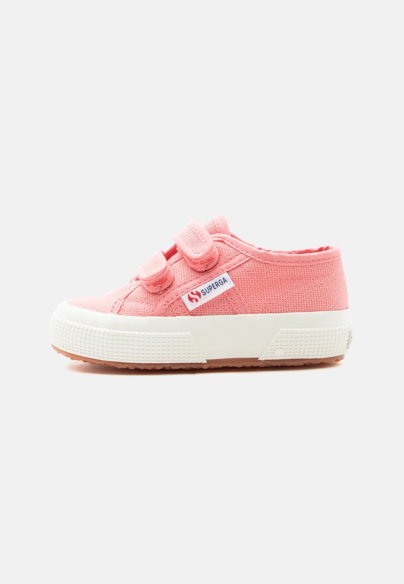 Pinkes Canvas-Kinderschuh mit zwei Klettverschlüssen und weißer Gummisohle, mit einem Superga-Markenetikett an der Seite.