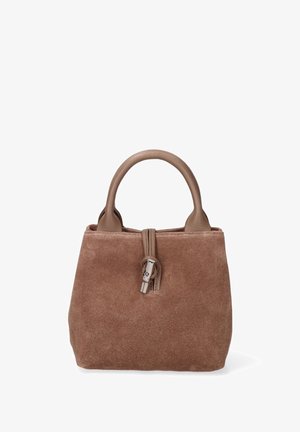 Borsa in suede marrone con manici in pelle arrotondati e una tracolla in pelle con chiusura a gancio in tono argento sulla parte anteriore.