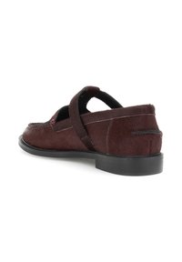 Zapatillas de piel marrón tipo slip-on con suela de goma negra, que cuentan con una correa lateral para un ajuste seguro y detalles de costura. La vista trasera revela un material texturizado.