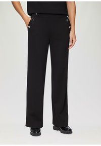 Pantaloni neri a gamba larga realizzati in tessuto morbido, con tasche laterali e bottoni metallici sui fianchi. Ideali per abbigliamento casual o formale.