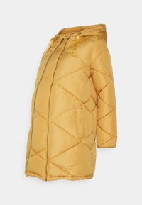 Gul quiltad pufferjacka med huva, frontdragkedja och korta ärmar, med diagonal sömnad och en slät, glänsande yta.