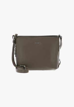 Sac bandoulière en cuir brun avec une sangle réglable, fermeture éclair et un détail de logo à l'avant. Texture lisse et forme rectangulaire avec un design minimaliste.