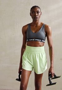Nike Performance ONE - Spordišortsid - vapor green