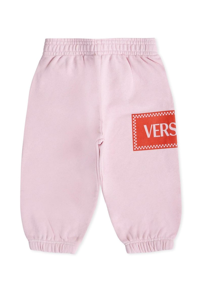 Pantalon de survêtement en coton rose avec taille élastique et poignets élastiques. Présente un patch rectangulaire rouge avec "VERS" en texte blanc, bordure à carreaux.