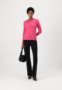 pure cashmere CLASSIC CREW NECK  - Pulover - strawberry