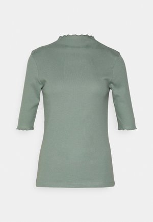 Lysegrøn ribstrikket kortærmet top med høj hals og bølgekant på krave og ærmekanter.