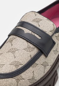 Tan loafers met een gestructureerd patroon, voorzien van een donkere leren band over de wreef, gecombineerd met een roze binnenvoering en een dikke zool.