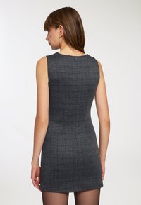 Szara, bezrękawnikowa sukienka w kratę, dopasowany fason z ukrytym zamkiem błyskawicznym z tyłu. Gładka tekstura, do kolan.