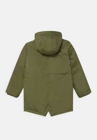 Zielona parka z kapturem o gładkiej fakturze, długich rękawach i lekko zaokrąglonym wykończeniu. Ma prosty design bez widocznych elementów metalowych.