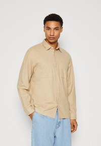 Marc O'Polo KENT COLLAR TWO CHEST POCKETS STRAIGHT HEM WITH SLIT - Shirt - jonesboro cream