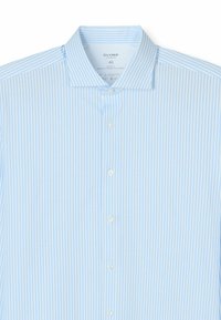 Hellblau gestreiftes Hemd mit einem Kentkragen, weißen Knöpfen und modernem Schnitt. Hergestellt aus flexiblem Stoff für Komfort und Bewegungsfreiheit.