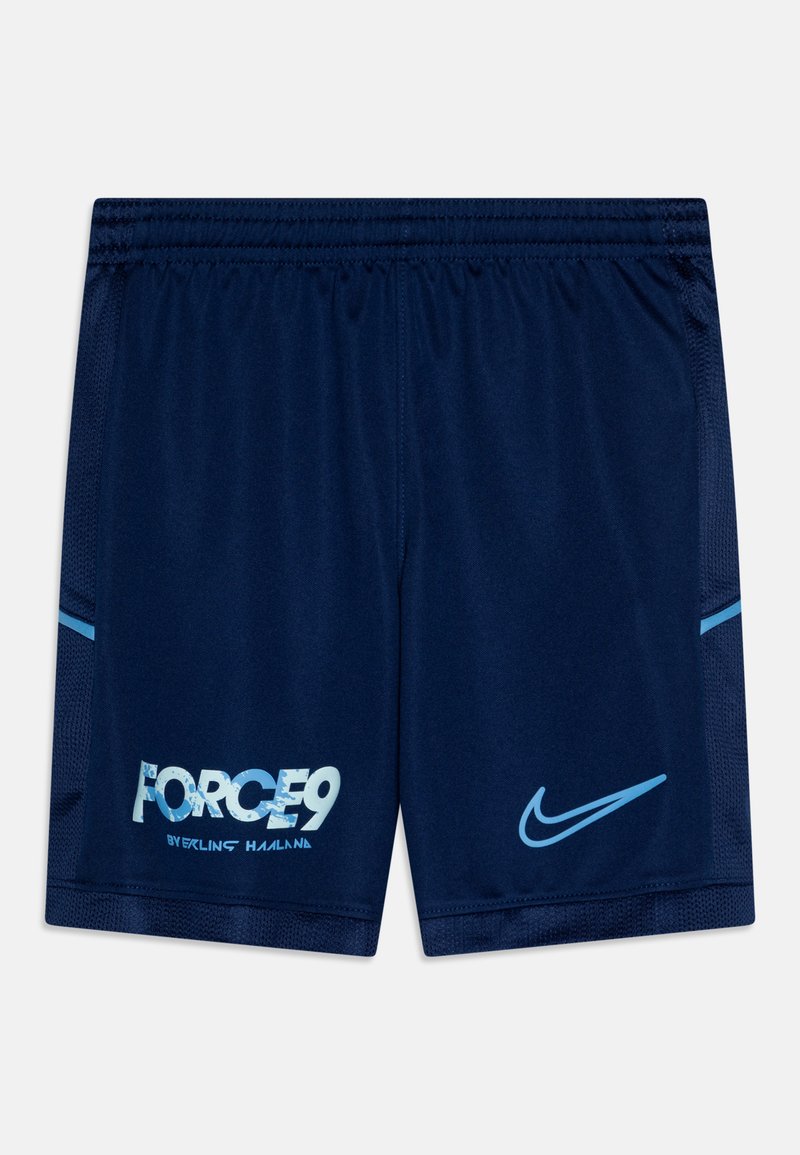 Námorné športové šortky s priedušnou textúrou. Obsahujú biely a svetlomodrý logo "FORCE9" a Nike swoosh. Elastický pás pre pohodlie.