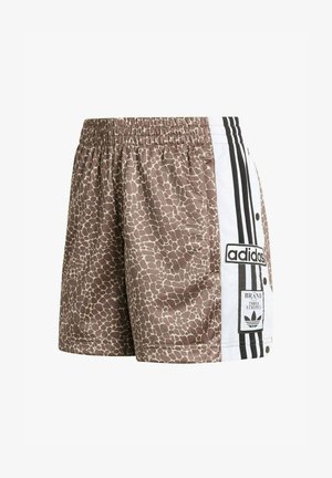 Pantalones cortos de estampado de jirafa marrón con cintura elástica, panel lateral blanco con rayas negras de Adidas, logo y botones a presión.