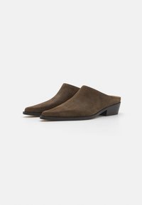 Brune semskede mules med spiss tå, lav blokkhæl, glatt tekstur og minimalistisk design. Sort gummisåle for godt grep.
