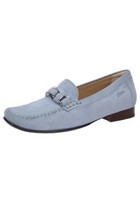 Lichtblauwe suède instappers met een gestikt ontwerp, zilveren dubbele gesp hardware en een lage houten hak. Glad binnenfutter.