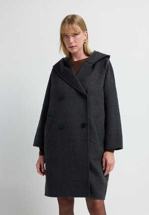 Abrigo de lana gris con capucha, diseño de doble botonadura, grandes botones negros y bolsillos laterales. Silueta de longitud media y estructurada.