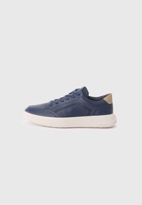 Marineblå lærersneaker med hvit gummisåle, teksturerte sidepaneler og brunt akcent ved hælen. Har rund tå og snøring.