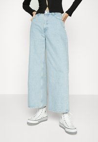 Monki MICKI - Calças de ganga de corte relaxado - blue light