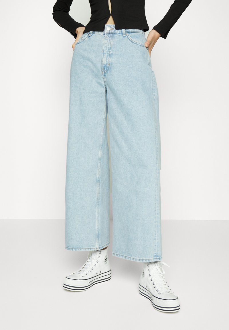 Monki MICKI - Calças de ganga de corte relaxado - blue light