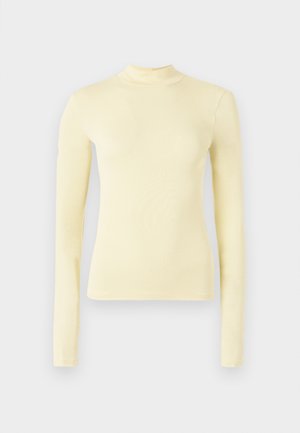 Lys gul langermet turtleneck-topp laget av et mykt, glatt stoff; tettsittende design uten synlige mønstre eller aksenter.