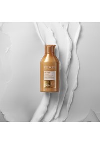 Odżywka Redken All Soft, 300 ml, w złoto-brązowej butelce z pompką, umieszczona na gładkim białym tle kremowym.