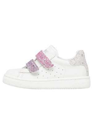 Sneakers bianchi in pelle con due cinturini in velcro scintillanti color rosa e viola, caratterizzati da dettagli perforati e una suola bianca testurizzata.