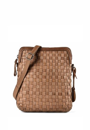 Bolso bandolera de cuero marrón con patrón cuadrado tejido, correa ajustable y cierre con cremallera sobre fondo blanco.