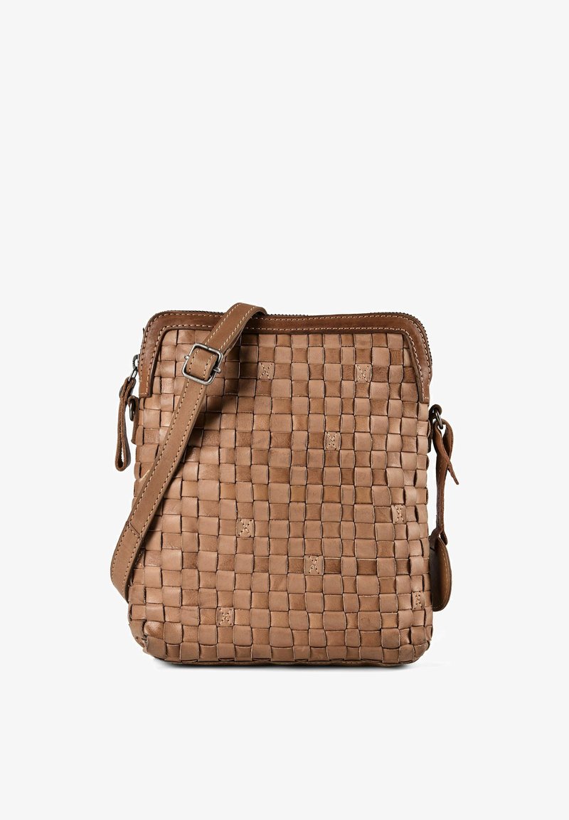 Sac bandoulière en cuir marron avec motif carré tissé, bandoulière réglable et fermeture éclair sur fond blanc.