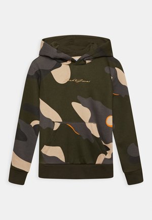 Sweat à capuche avec motif camouflage vert, beige et gris, poche kangourou et petit logo en écriture cursive centré sur la poitrine.