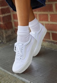 UA OLD SKOOL STACKFORM - Sporta apavi - true white