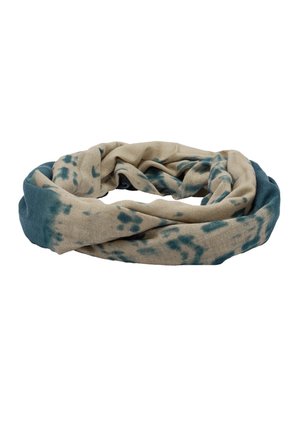 Jasnobrązowy szal typu infinity z turkusowo-niebieskimi plamami tie-dye, pokazany złożony i skręcony w okrągły kształt na białym tle.