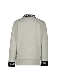 Sweatshirt gris avec un col et des poignets côtelés noirs, arborant le texte tissé "MESSI". Texture lisse, silhouette conçue pour un ajustement décontracté.