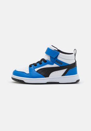 Wysokie buty sportowe Puma w białym, niebieskim i czarnym kolorze z paskiem na rzep, sznurowadłami i gumową podeszwą, pokazane z boku na jednolitym tle.
