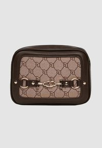 Borsa a mano in pelle marrone con frontale in tessuto a motivo geometrico, dettagli in metallo e forma rettangolare.