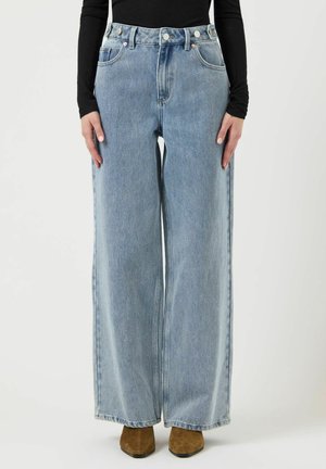 WIDE FIT YASALIA GEKNÖPFTE - Avar lõikega teksad - light blue denim