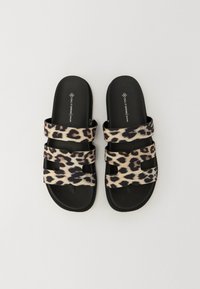 Leopardenmuster-Slidesandalen mit zwei breiten Riemen, schwarzer Gummisohle und einem weichen Stoffoberteil. Veganes Material, flaches und offenes Design.