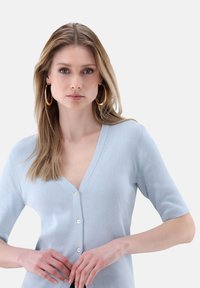 Helles blaues kurzärmliges Strickjacke in taillierter Passform mit V-Ausschnitt und fünf Knöpfen, aus einem weichen, strukturierten Strickstoff hergestellt.