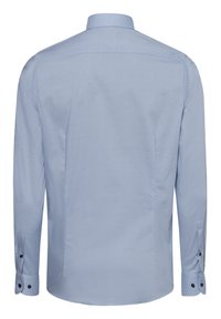 Langärmliges Hemd in Hellblau mit einem kleinen geometrischen Muster. Verfügt über einen normalen Kragen und kontrastierende schwarze Knöpfe an den Manschetten.