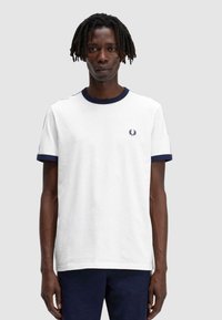 Fred Perry - RINGER - T-shirt imprimé - white Image miniature 1