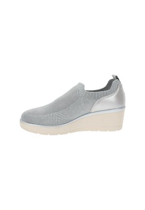 Srebrne buty na klinie typu slip-on z dzianinową cholewką i elastycznym kołnierzem przy kostce, beżową podeszwą oraz metalicznym wzmocnieniem pięty, idealne do codziennego noszenia.
