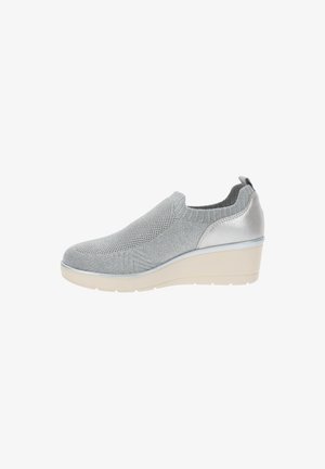 Srebrne buty na klinie typu slip-on z dzianinową cholewką i elastycznym kołnierzem przy kostce, beżową podeszwą oraz metalicznym wzmocnieniem pięty, idealne do codziennego noszenia.