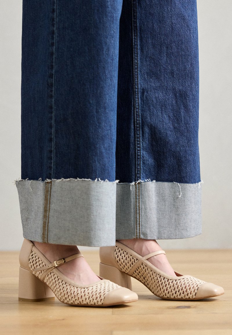 ÁNGEL ALARCÓN Klassieke pumps wit ÁNGEL ALARCÓN Klassieke pumps wit