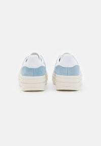adidas Originals GAZELLE BOLD - Sapatilhas - clear sky/footwear white/gold metallic